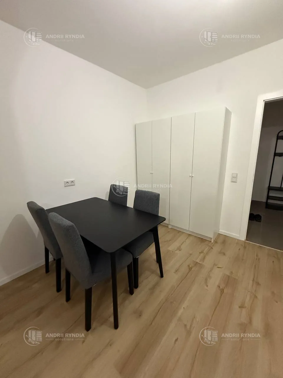 Tisch und Kleiderschrank