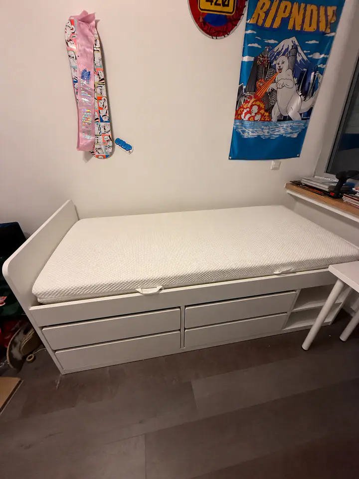 Fertig montiertes Bett mit Stauraum in einem Raum ohne Personenfotos