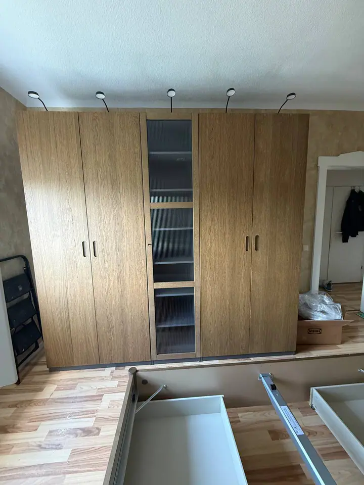 Von Saarmontage montierter Schrank in Holzoptik