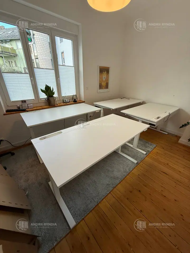 IKEA MITTZON · Schreibtisch. Originalfoto der fertig montierten Möbel