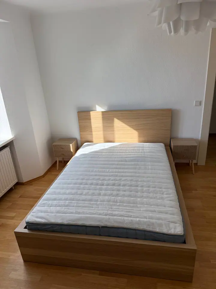 Doppelbett mit Nachttischen als Projektbeispiel für Anfragen aus Zweibrücken