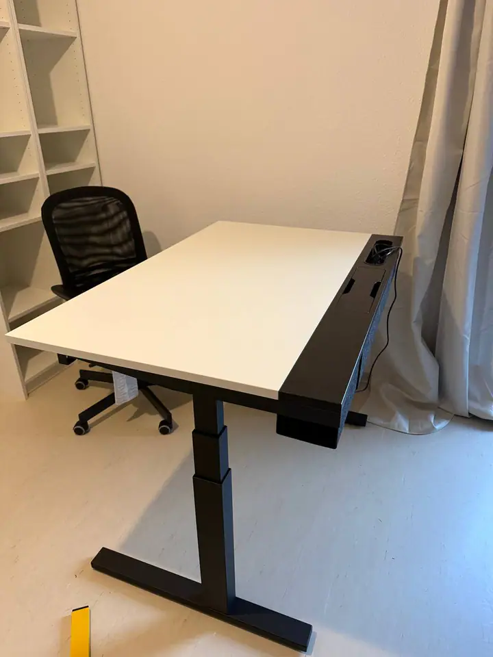Höhenverstellbarer Schreibtisch als Projektbeispiel für Anfragen aus St. Ingbert